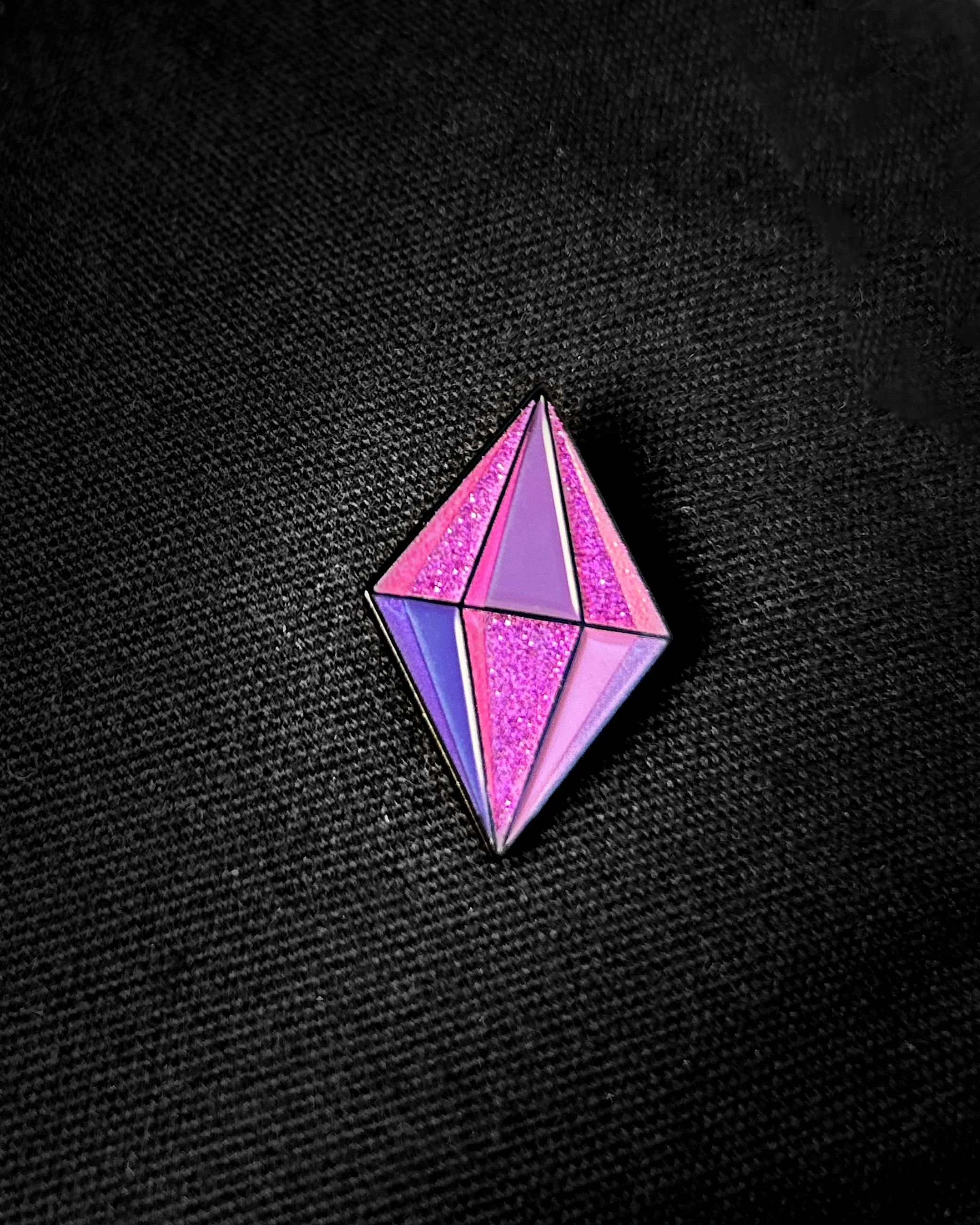 Ela Mo™ Pin für Rucksäcke | Rubin - Image 3